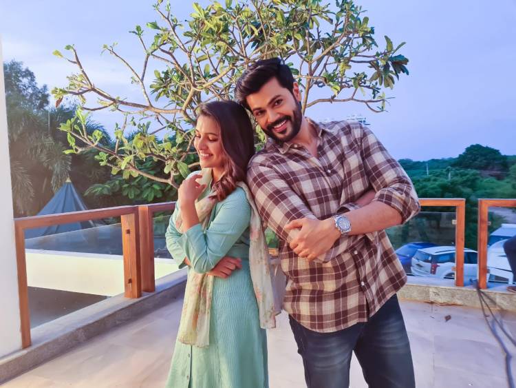 Vani Bhojan and Ganesh Venkatram cute pictures clicked at Shooting spot!