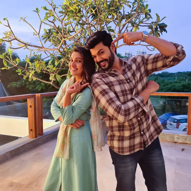 Vani Bhojan and Ganesh Venkatram cute pictures clicked at Shooting spot!