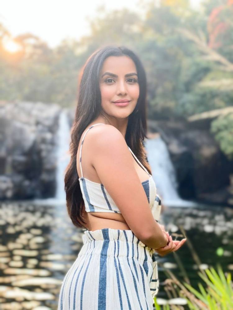 Happy Birthday Charming Beauty Actress @PriyaAnand 