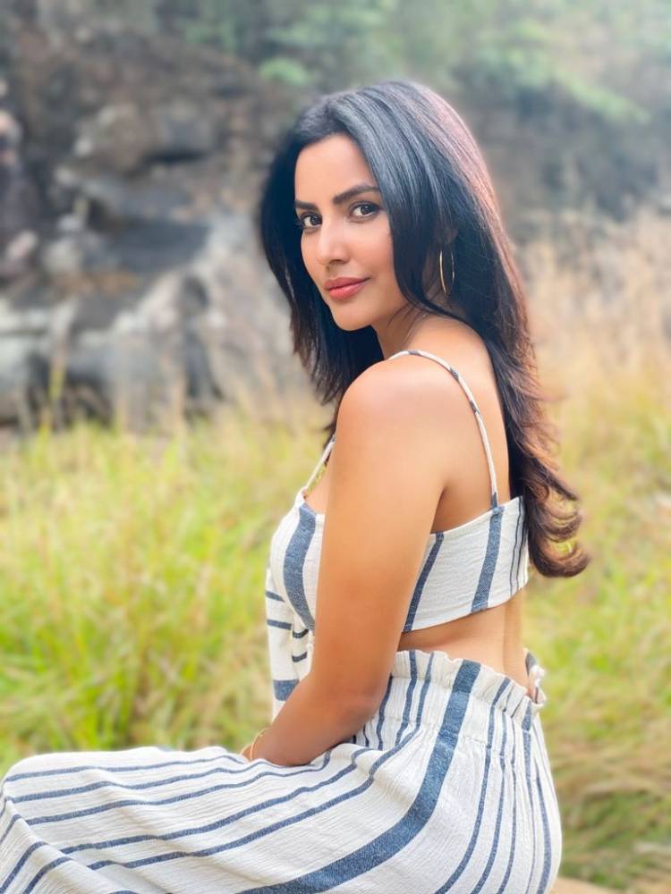 Happy Birthday Charming Beauty Actress @PriyaAnand 