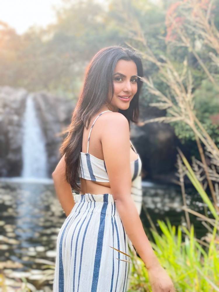Happy Birthday Charming Beauty Actress @PriyaAnand 