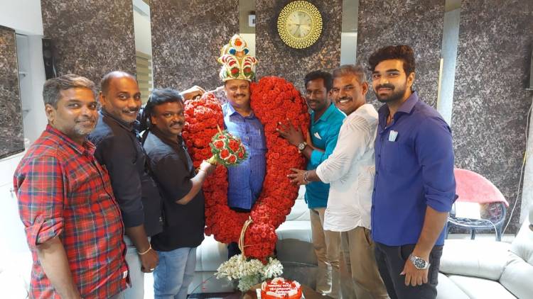 கேக் வெட்டி பிறந்தநாள் கொண்டாடிய ஆர்.எஸ்.எஸ்.எஸ் பிக்சர்ஸ் உரிமையாளர் எஸ்.தணிகைவேல்