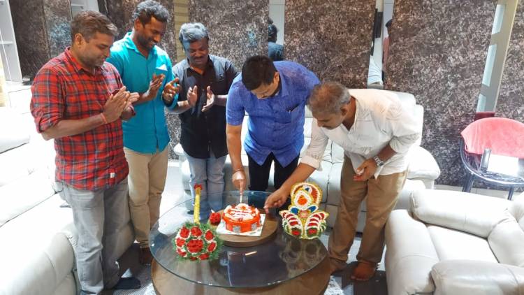 கேக் வெட்டி பிறந்தநாள் கொண்டாடிய ஆர்.எஸ்.எஸ்.எஸ் பிக்சர்ஸ் உரிமையாளர் எஸ்.தணிகைவேல்