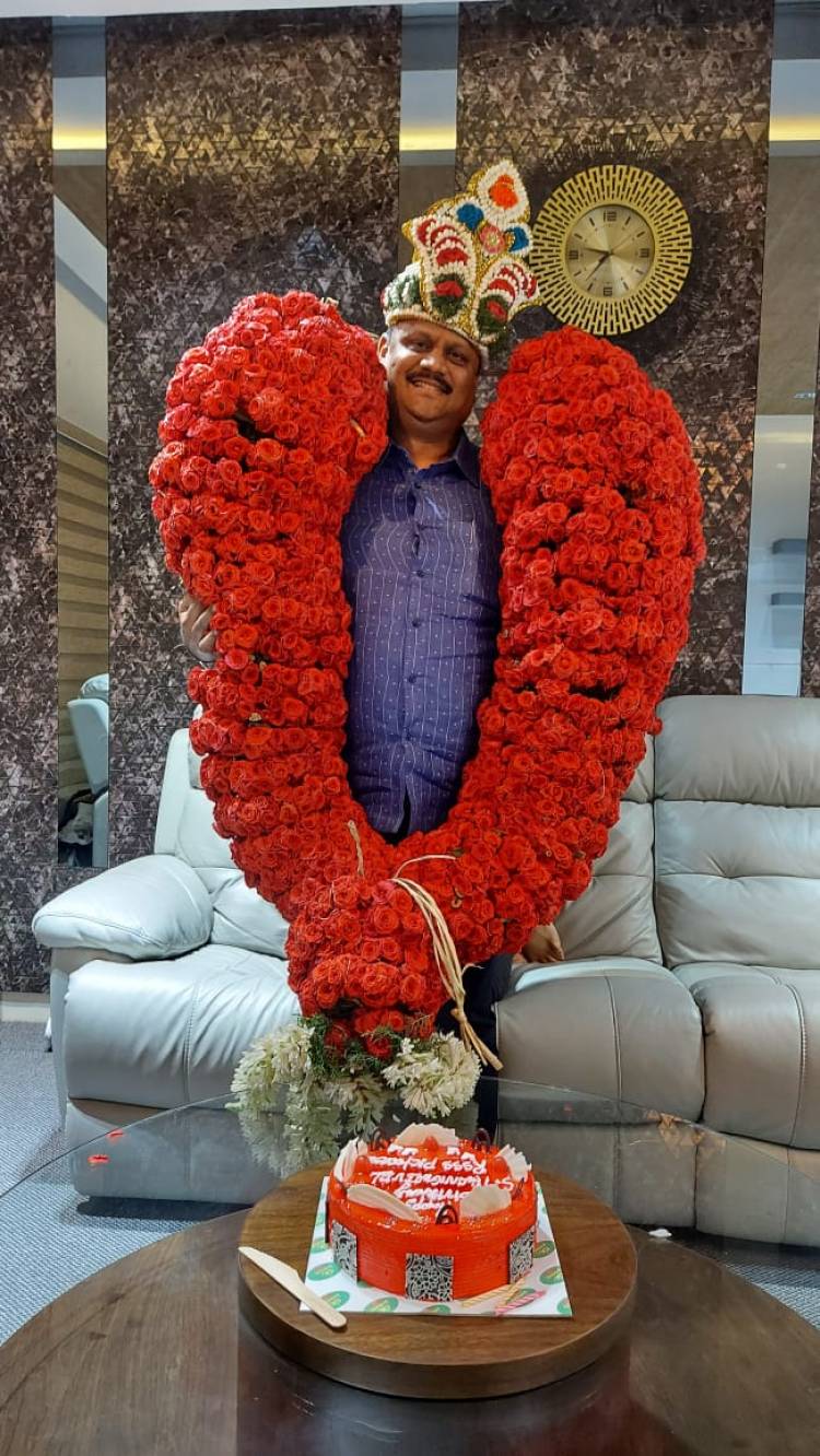 கேக் வெட்டி பிறந்தநாள் கொண்டாடிய ஆர்.எஸ்.எஸ்.எஸ் பிக்சர்ஸ் உரிமையாளர் எஸ்.தணிகைவேல்