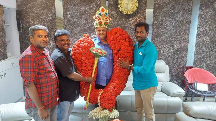 கேக் வெட்டி பிறந்தநாள் கொண்டாடிய ஆர்.எஸ்.எஸ்.எஸ் பிக்சர்ஸ் உரிமையாளர் எஸ்.தணிகைவேல்