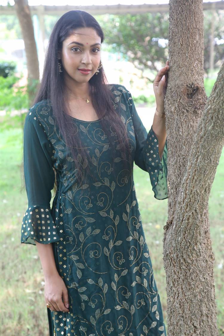 வழக்கறிஞராக வரலட்சுமி சரத்குமார் நடிக்கும் "அரசி" புதிய படம் ஆரம்பம்