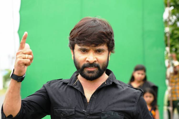 அமெரிக்க ரோபோட்ஸ்களுடன் சண்டை போடும் நடிகர் ‘ஜெய்’