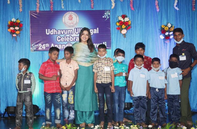 குழந்தைகளுடன் தீபாவளி கொண்டாடிய நடிகை வாணி போஜன்