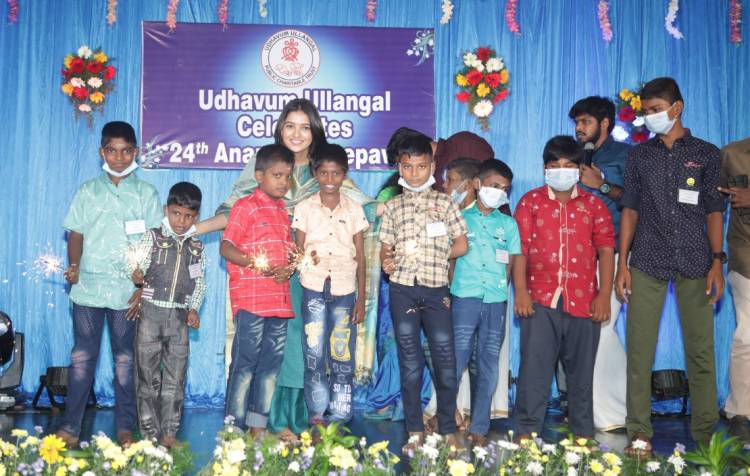 குழந்தைகளுடன் தீபாவளி கொண்டாடிய நடிகை வாணி போஜன்