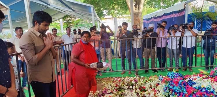 புனித் ராஜ்குமார் குடும்பத்தை இன்று  நடிகர் சிவகார்த்திகேயன் சந்தித்தார். 