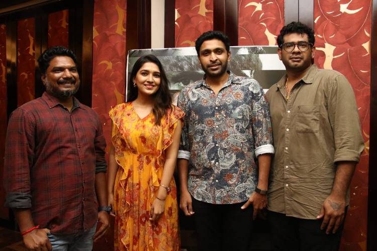 மகா மகாலட்சுமி ஆர்ட்ஸ் பட நிறுவனம் சார்பில் குமாரசாமி பத்திக்கொண்டா தயாரிக்கும் படம் பாயும் ஒளி நீ எனக்கு .