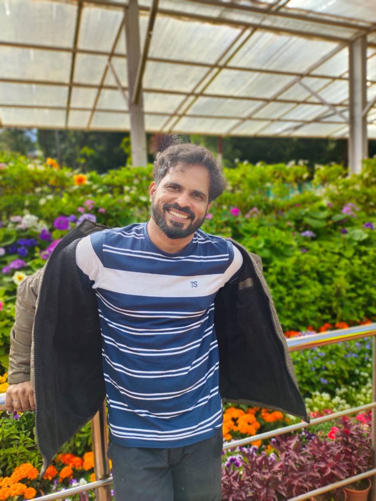 அண்ணாத்த திரைப்படத்தில் “வாசாமி” பாடல் மூலம் திரையுலகின் கவனிப்பை தன் பக்கம் இழுத்துள்ளார் பாடலாசிரியர் கவிஞர் அருண்பாரதி. 