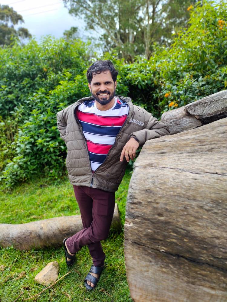 அண்ணாத்த திரைப்படத்தில் “வாசாமி” பாடல் மூலம் திரையுலகின் கவனிப்பை தன் பக்கம் இழுத்துள்ளார் பாடலாசிரியர் கவிஞர் அருண்பாரதி. 