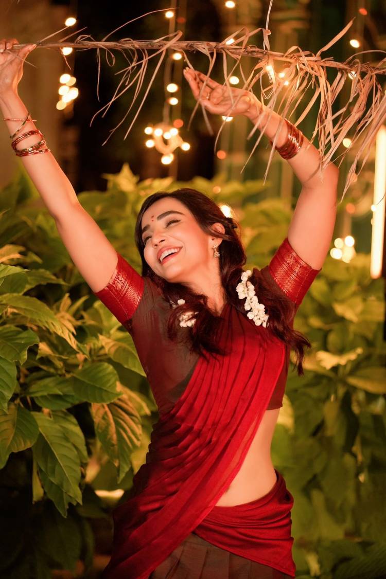 Actress #Parvati sizzles in red in her new photoshoot! Here are some clicks. 