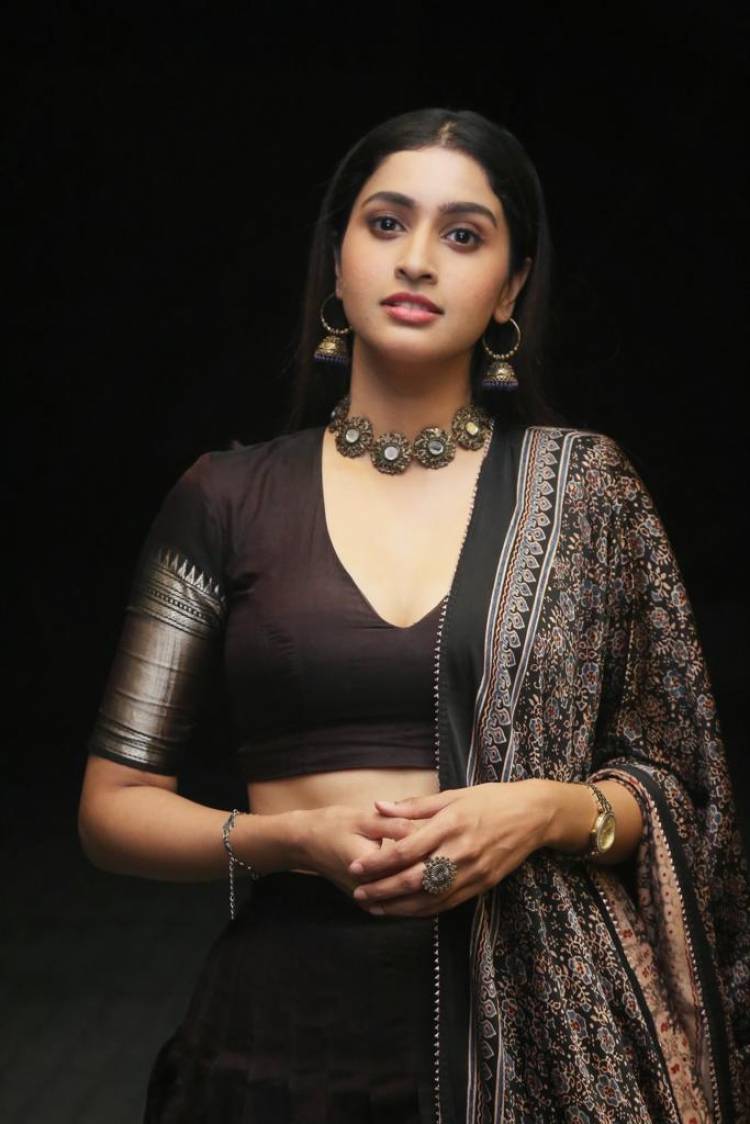 Beauty in Brown! Actress #TanyaRavichandran New Pics