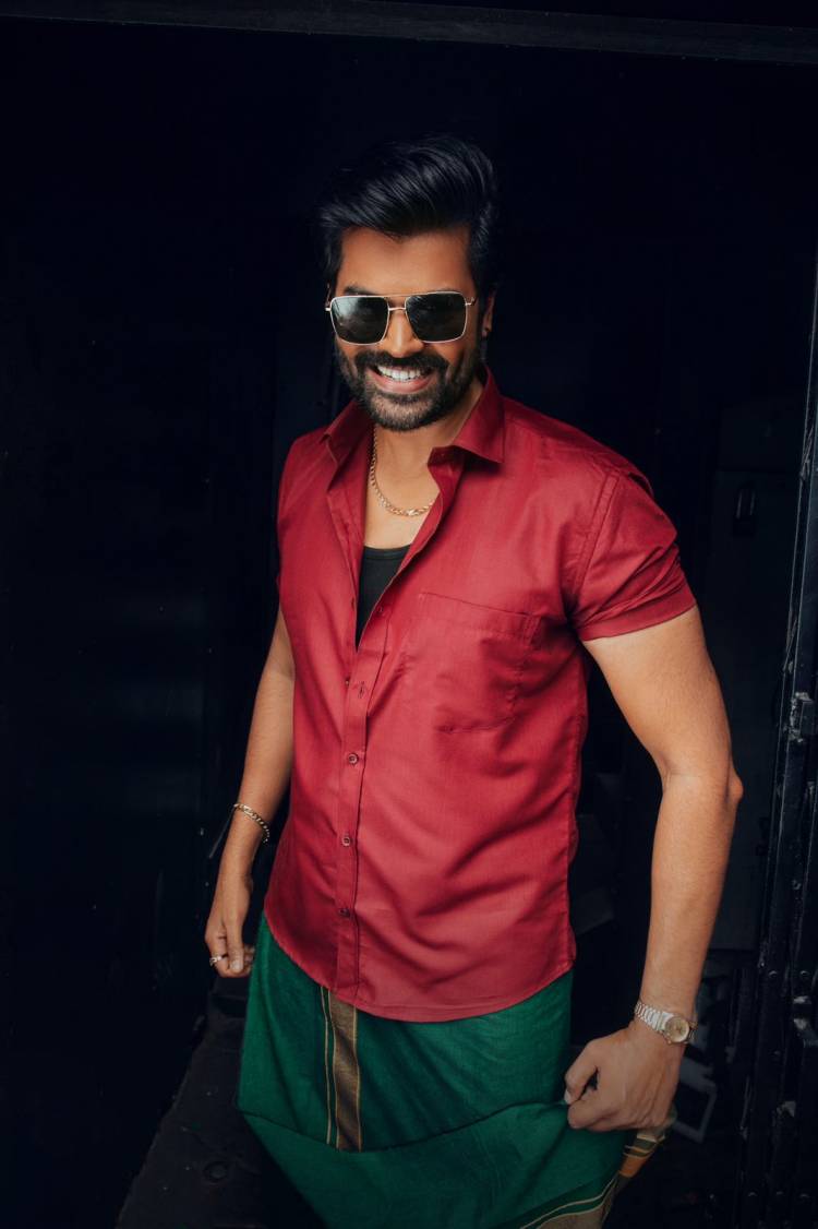 புதிய தோற்றத்தில்,  மிரட்டும் லுக்கில், நடிகர் கணேஷ் வெங்கட் ராம் !