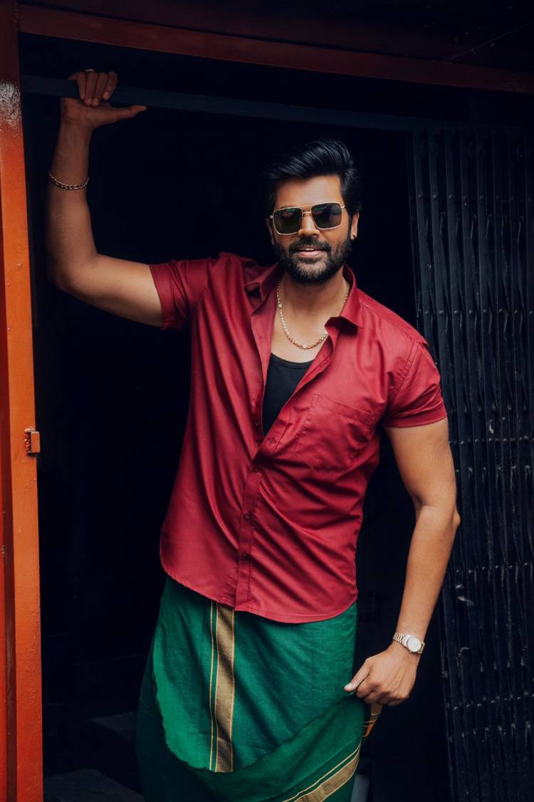 புதிய தோற்றத்தில்,  மிரட்டும் லுக்கில், நடிகர் கணேஷ் வெங்கட் ராம் !