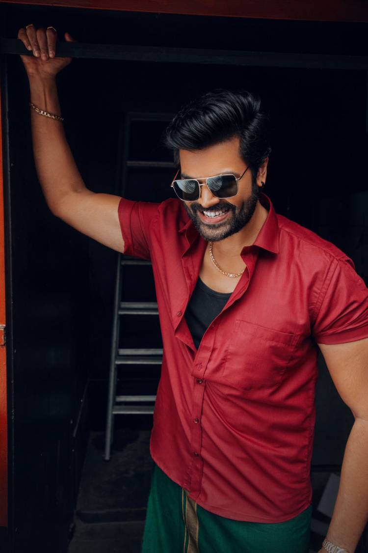 புதிய தோற்றத்தில்,  மிரட்டும் லுக்கில், நடிகர் கணேஷ் வெங்கட் ராம் !