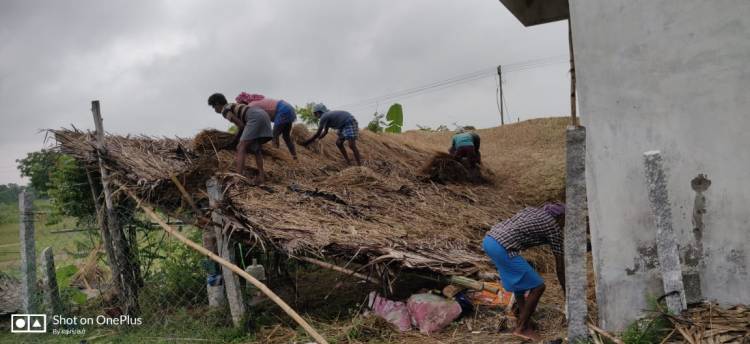 மழையால் சரிந்த பிரமாண்ட செட்! - நூலிழையில் உயிர் தப்பிய படக்குழு