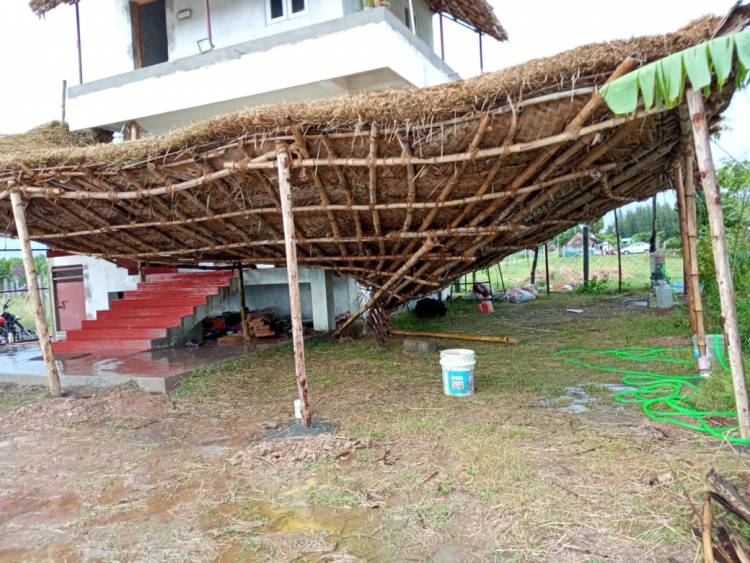 மழையால் சரிந்த பிரமாண்ட செட்! - நூலிழையில் உயிர் தப்பிய படக்குழு