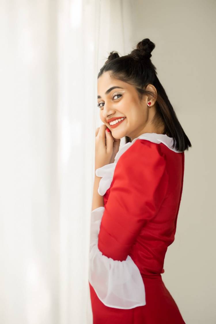 Actress #Losliya wishing everyone #MerryChristmas 