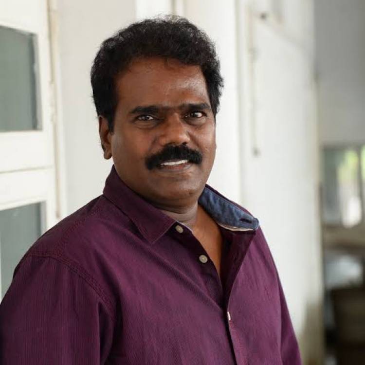 அழகியும் நானும் (2002-2022) 1986 ஆம் ஆண்டில் சண்முகம்-தனலட்சுமி ஆகிய இருவரின் கதை கல்வெட்டு எனும் பெயரில் சிறுகதையாக உருவானது.