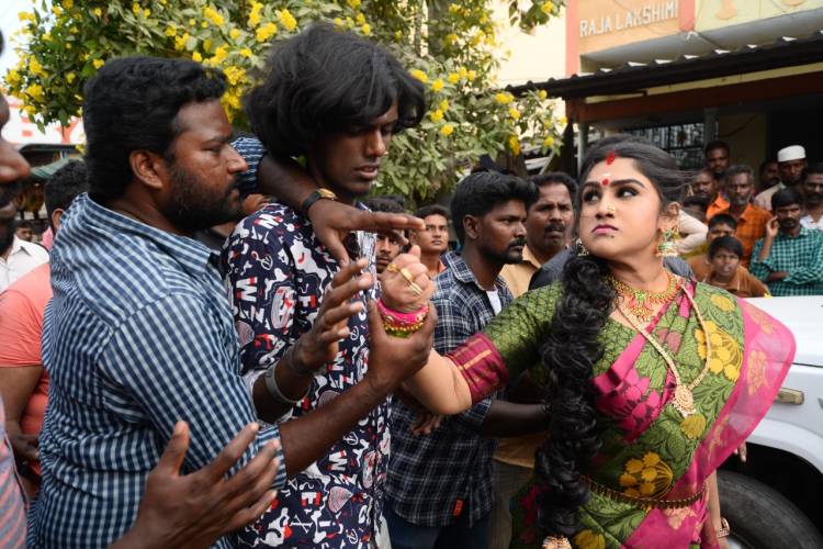 எஸ்.கே.முரளீதரன் இயக்கத்தில் பஞ்சாயத்து பரமேஸ்வரியாக வனிதா விஜயகுமார் நடிக்கும் " தில்லு இருந்தா போராடு "