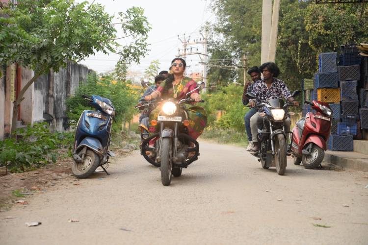 எஸ்.கே.முரளீதரன் இயக்கத்தில் பஞ்சாயத்து பரமேஸ்வரியாக வனிதா விஜயகுமார் நடிக்கும் " தில்லு இருந்தா போராடு "
