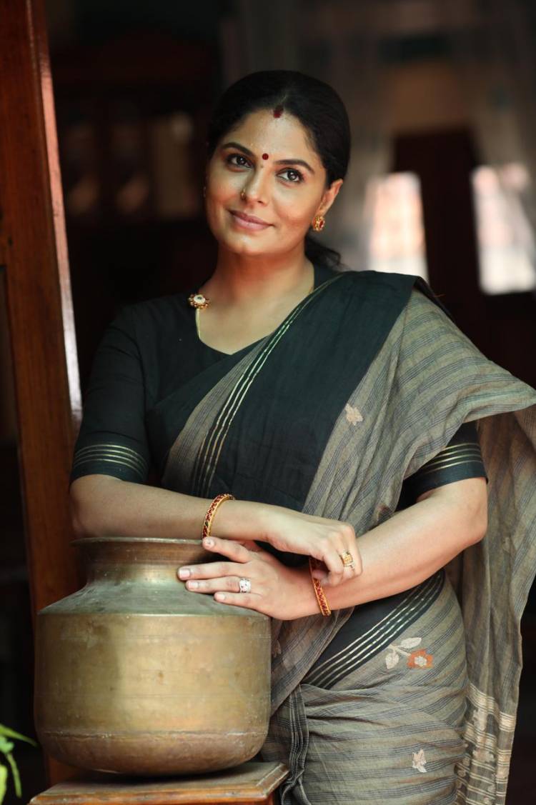 கோலிவுட்டின் அழகான அம்மாவாக வலம் வருகிறார் - நடிகை ஆஷா சரத் ! 