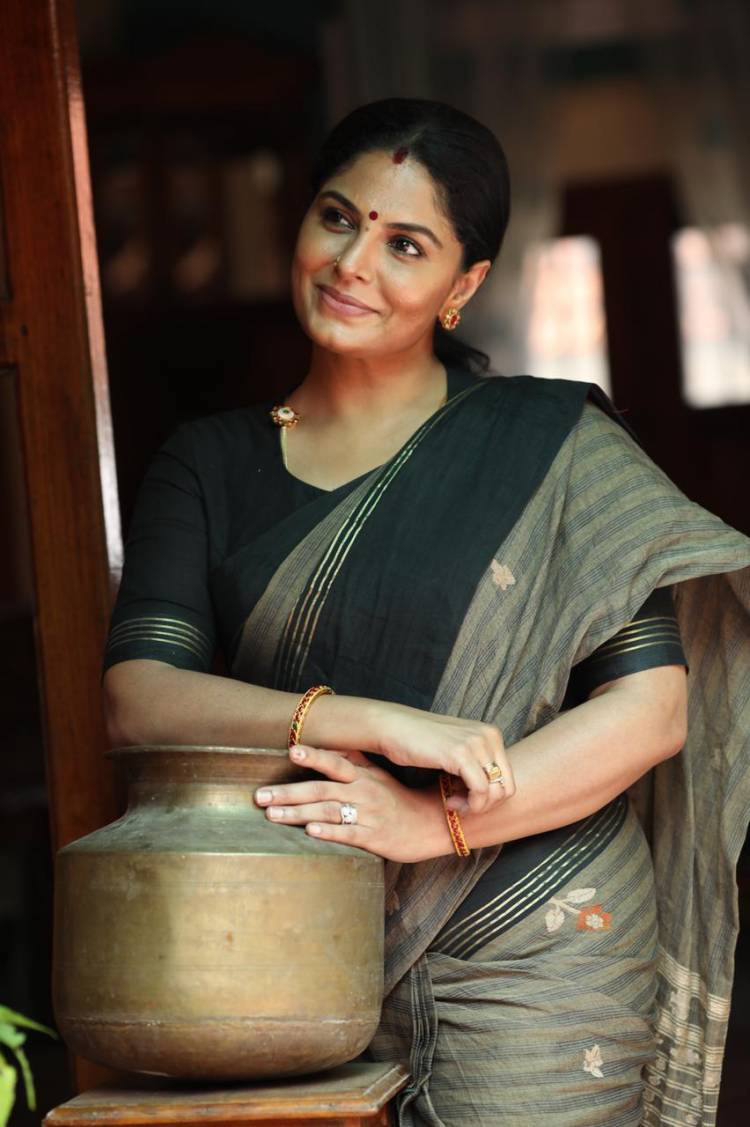 கோலிவுட்டின் அழகான அம்மாவாக வலம் வருகிறார் - நடிகை ஆஷா சரத் ! 