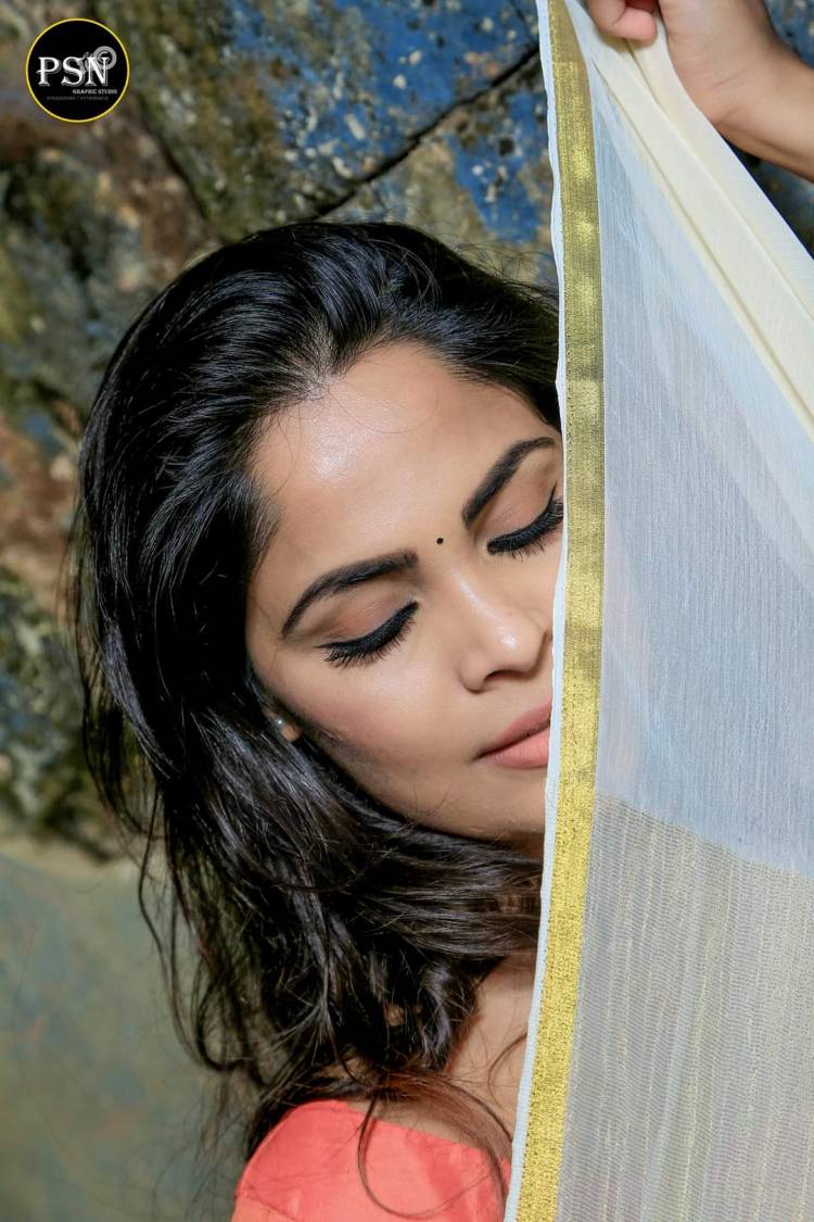 ஸ்கை magic  பட நிறுவனம் சார்பில் காயத்ரி ரஞ்சித் மற்றும் பாக்ய லட்சுமி டாக்கீஸ் நிறுவனம் சார்பில் பாக்ய லட்சுமி வெங்கடேஷ் ஆகியோர்  இணைந்து  தயாரித்துள்ள படம் " சினம் கொள் " 