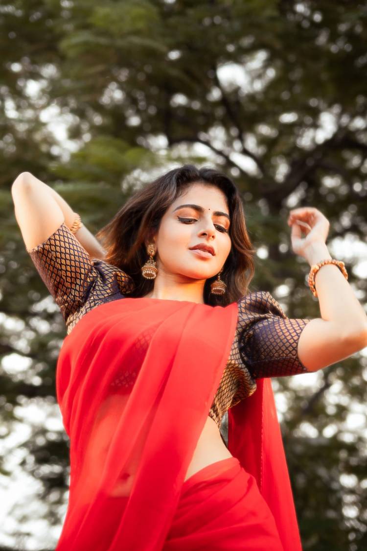 #IswaryaMenon looks incredibly beautiful in this red saree