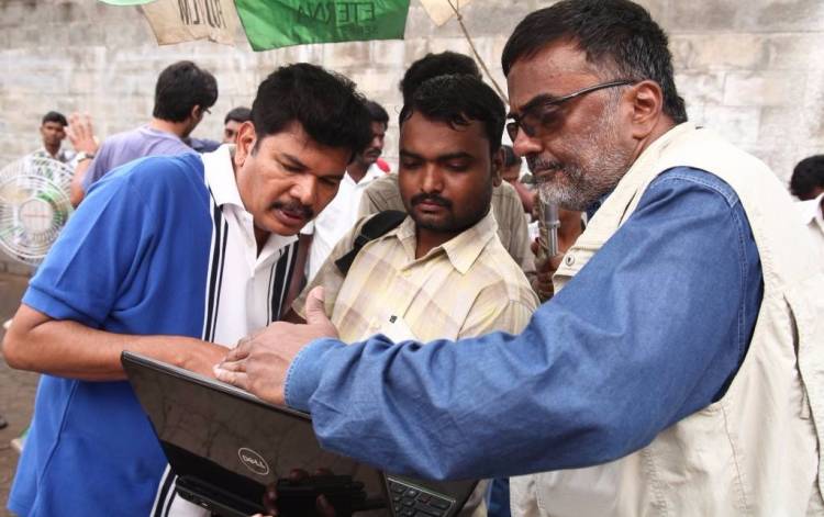 இயக்குநர் ஷங்கரிடம் உதவி இயக்குநராகப் பணிபுரிந்தவருமான முரளி மனோகர் என்பவர் 'இனி ஒரு புது விதி' என்ற அந்த பாடலை எழுதி இயக்கி உள்ளார் என்பது குறிப்பிடத்தக்கது.
