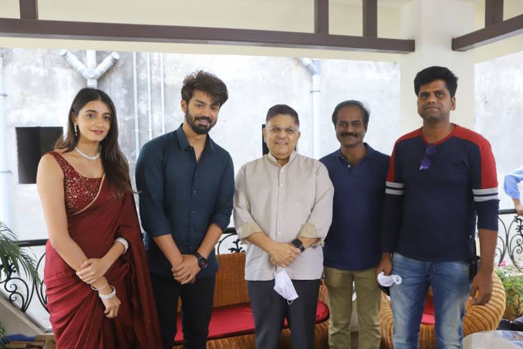 மஹத் ராக்வேந்திரா, தேவிகா சதீஷ், மானசா சௌத்திரி நடிக்கும் இணையத் தொடர் “ஈமோஜி” !