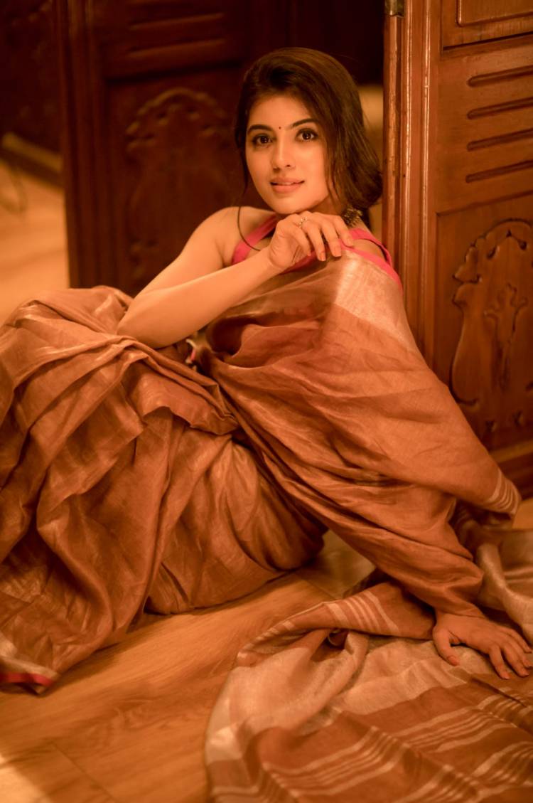 Splendiferously amazing! #AmrithaAiyer exhibits the glorious appeal with traditional attire in her latest photoshoot.