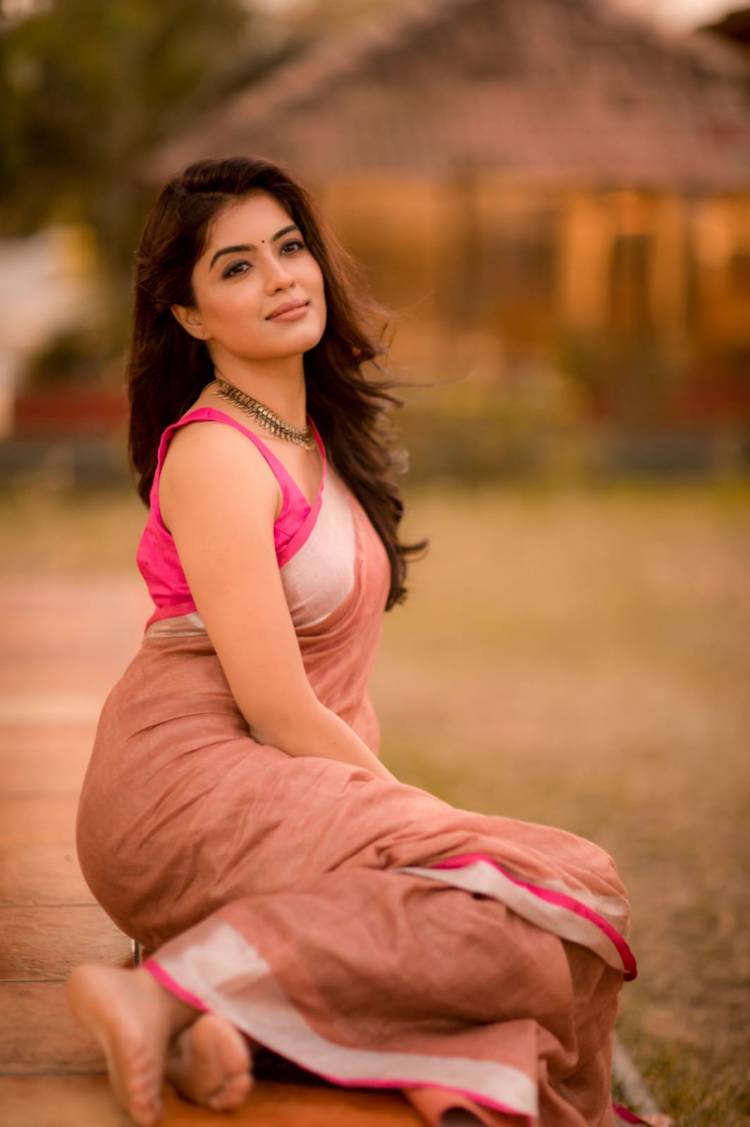 Splendiferously amazing! #AmrithaAiyer exhibits the glorious appeal with traditional attire in her latest photoshoot.