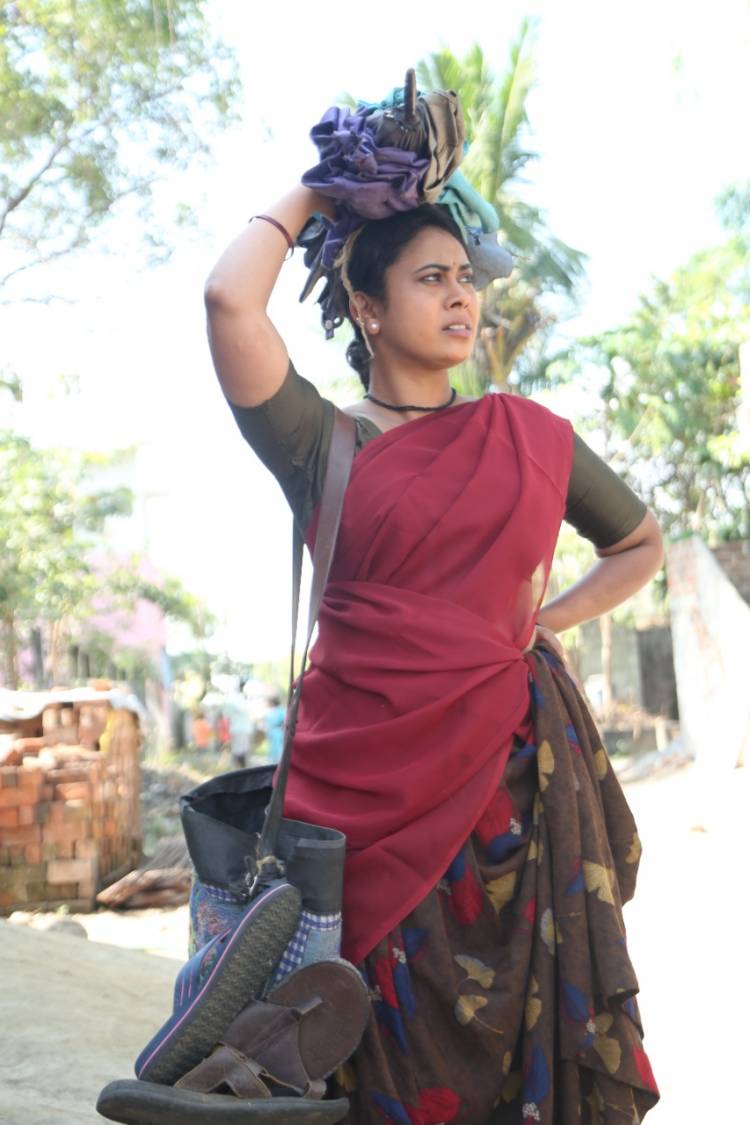 பார்த்திபன், தேவயானி நடிப்பில், 'நினைக்காத நாளில்லை',  'தீக்குச்சி' மற்றும் தெலுங்கில் 'அக்கிரவ்வா' ஆகிய படங்களை தொடர்ந்து, இயக்குனர் ஏ.எல்.ராஜா இயக்கியுள்ள புதிய படம் "சூரியனும் சூரியகாந்தியும்"!