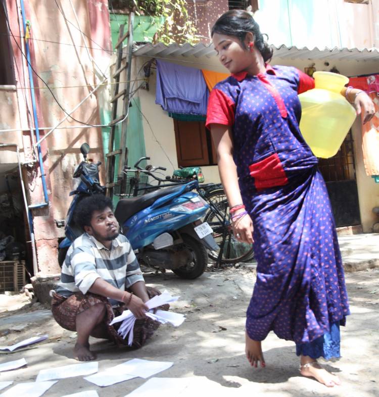 பார்த்திபன், தேவயானி நடிப்பில், 'நினைக்காத நாளில்லை',  'தீக்குச்சி' மற்றும் தெலுங்கில் 'அக்கிரவ்வா' ஆகிய படங்களை தொடர்ந்து, இயக்குனர் ஏ.எல்.ராஜா இயக்கியுள்ள புதிய படம் "சூரியனும் சூரியகாந்தியும்"!