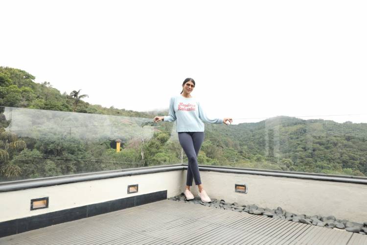 சுற்றுலா சென்ற நடிகை லக்ஷ்மி மஞ்சு சுற்றுலா தளத்தில் மகள் மற்றும் கணவரின் பிறந்தநாளை கொண்டாடினார்