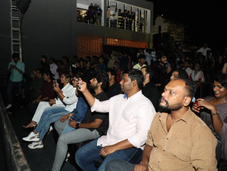 அமேசான் ப்ரைம் வீடியோவில் வெளியாகியிருக்கும் ‘சுழல் =தி வோர்டெக்ஸ்’ தொடரை விளம்பரப்படுத்துவதற்காக முப்பரிமாண தொழில்நுட்பத்தில் நீர்நிலையில் காட்சிப்படுத்தி வியக்க வைத்த படக்குழுவினர்.