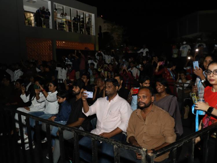 அமேசான் ப்ரைம் வீடியோவில் வெளியாகியிருக்கும் ‘சுழல் =தி வோர்டெக்ஸ்’ தொடரை விளம்பரப்படுத்துவதற்காக முப்பரிமாண தொழில்நுட்பத்தில் நீர்நிலையில் காட்சிப்படுத்தி வியக்க வைத்த படக்குழுவினர்.