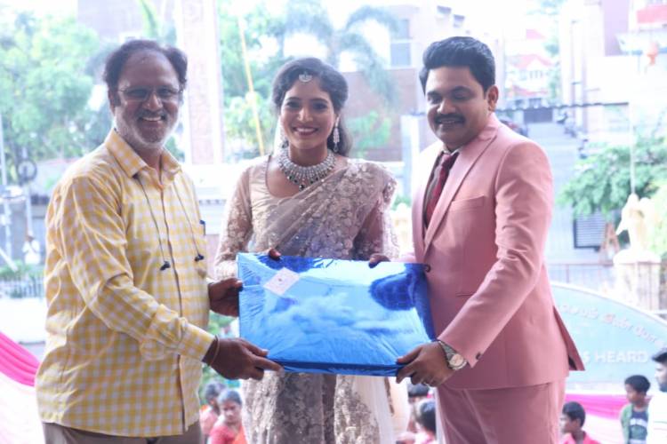 சுந்தர்.சி மற்றும் குஷ்பு சுந்தர் ஆகியோரிடம் மேனஜராக பல வருடம் பணிபுரிந்தவர் A.அன்புராஜா.