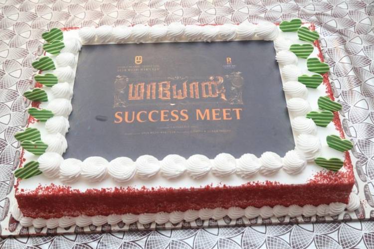 ‘மாயோன்’ இயக்குநருக்கு தங்கசங்கிலி பரிசளித்த நாயகன் சிபிராஜ்