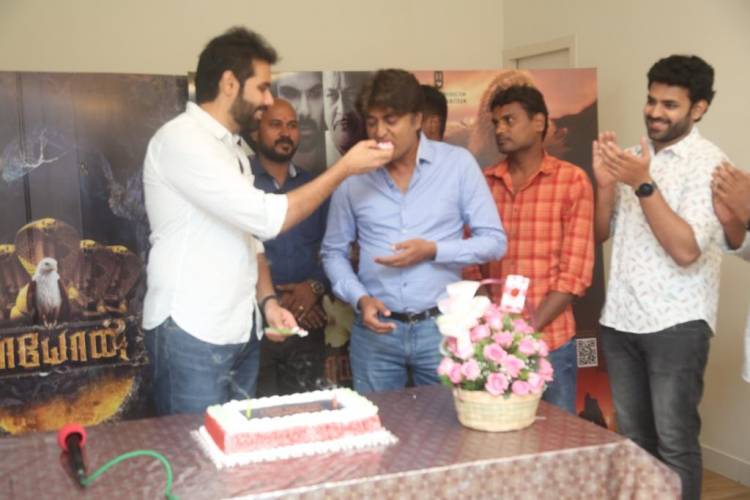 ‘மாயோன்’ இயக்குநருக்கு தங்கசங்கிலி பரிசளித்த நாயகன் சிபிராஜ்