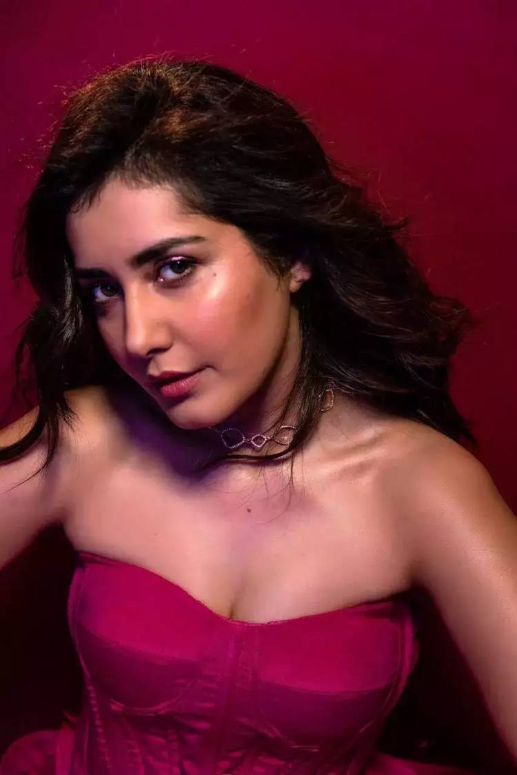 Raashii Khanna's diehard fan gets her autograph tattooed on his hand