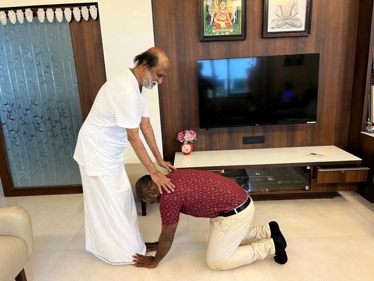 சந்திரமுகி 2 படத்திற்காக  சூப்பர் ஸ்டார் ரஜினியிடம் ஆசி பெற்றார் ராகவா லாரன்ஸ்