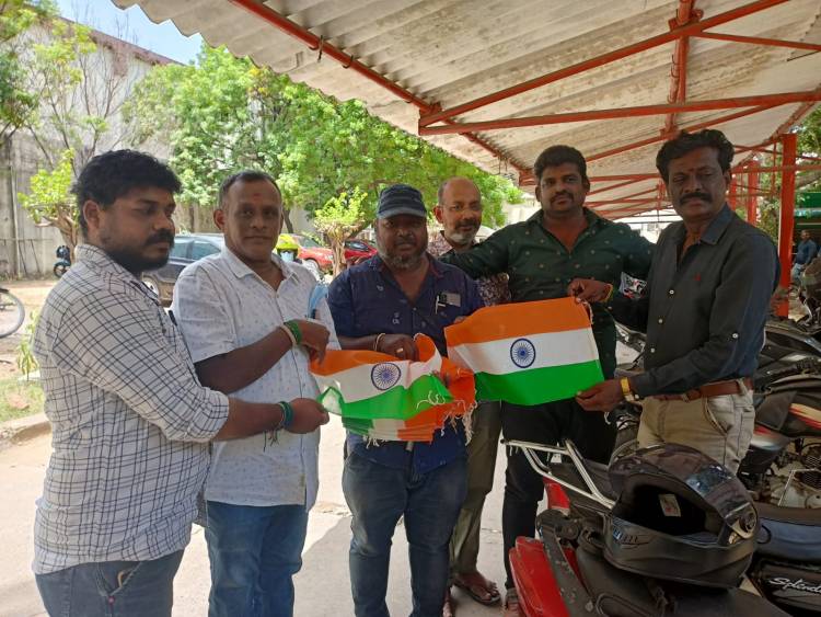சென்னை பிரசாத் லேபில்  65 ஆண்டுகளுக்கு மேலான பாரம்பரியம் கொண்ட சினிமா பத்திரிகையாளர் சங்கத்தின் தேசிய கொடிகளை வழங்கி இந்தியாவின் 75வது சுதந்திர தினத்தை  கோலகலமாக கொண்டாடி மகிழ்ந்தனர்.
