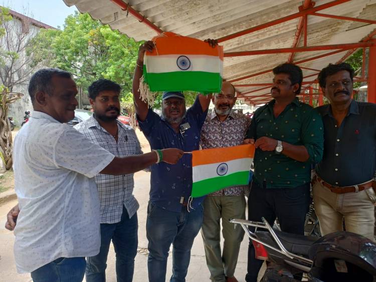 சென்னை பிரசாத் லேபில்  65 ஆண்டுகளுக்கு மேலான பாரம்பரியம் கொண்ட சினிமா பத்திரிகையாளர் சங்கத்தின் தேசிய கொடிகளை வழங்கி இந்தியாவின் 75வது சுதந்திர தினத்தை  கோலகலமாக கொண்டாடி மகிழ்ந்தனர்.