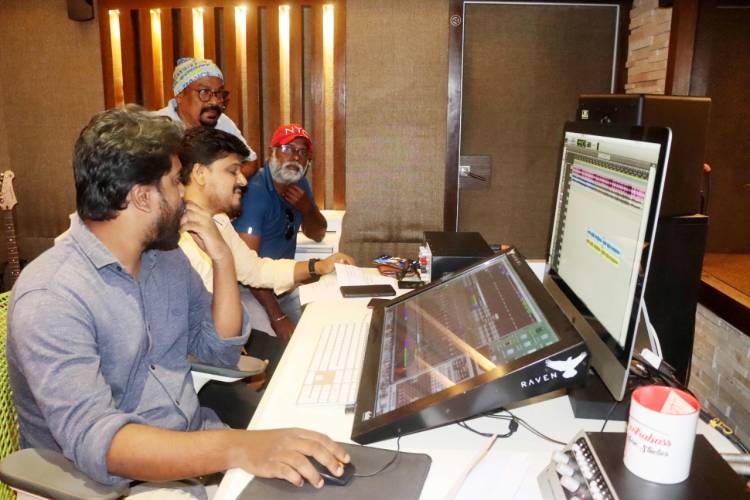 டொரண்டோவில் இருந்து பிரத்யோகமாக வரவழைக்கப்பட்ட பின்னணி பாடகி விதுசாயினி 