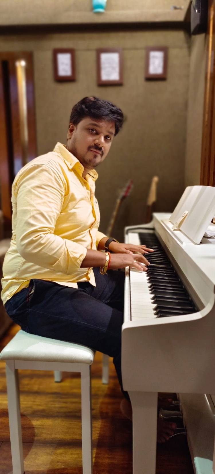 டொரண்டோவில் இருந்து பிரத்யோகமாக வரவழைக்கப்பட்ட பின்னணி பாடகி விதுசாயினி 